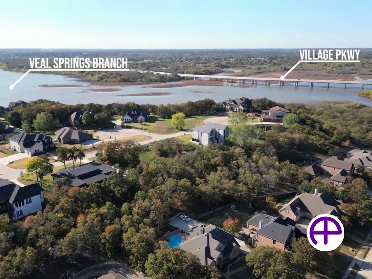 Aerial photography of residential home on a lake showcasing accuaerialphotos™ service with accucallouts™